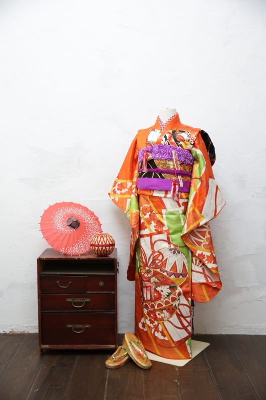 子供写真スタジオStudioHome鎌倉店のオレンジアンティークの7歳の着物と黒い帯