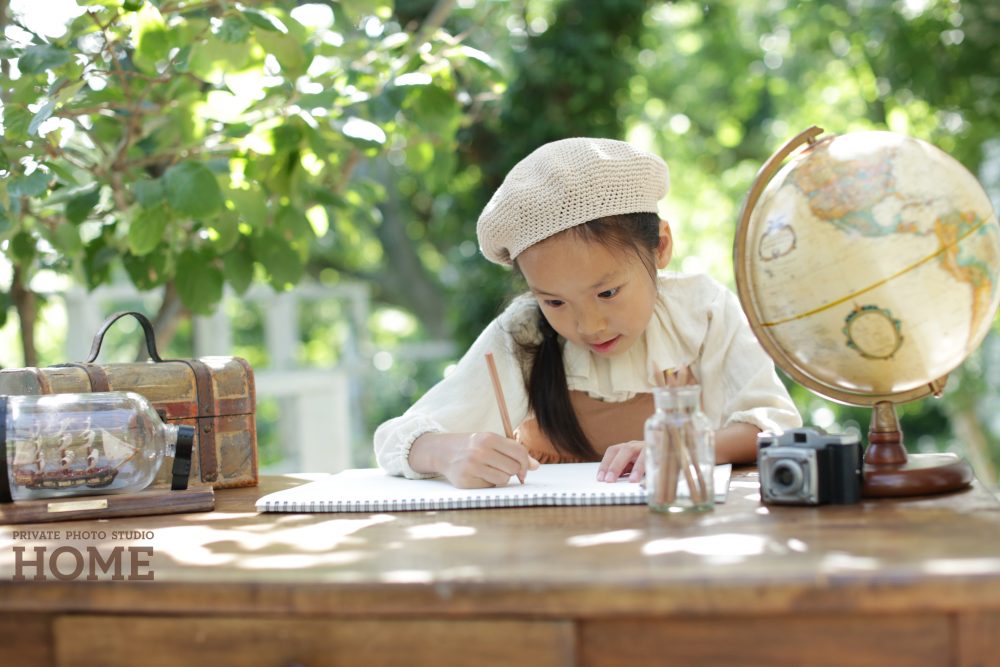 子供写真スタジオのStudioHOME鎌倉店で撮影した女の子が名前を書いている写真。