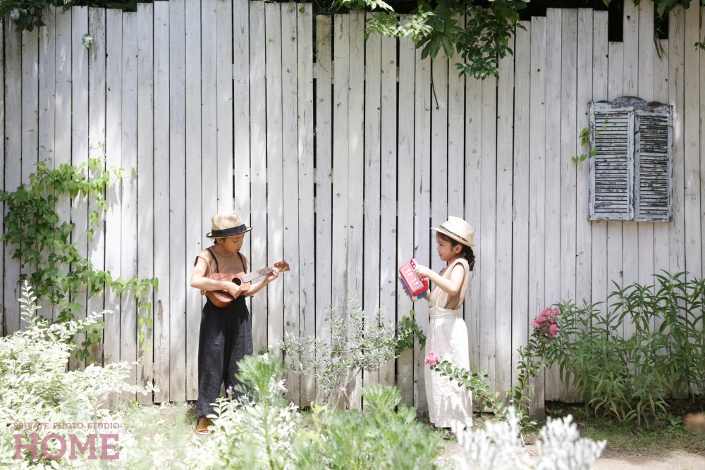 子供写真スタジオのStudioHOME鎌倉店で撮影した姉妹が楽器で遊んでいる写真。